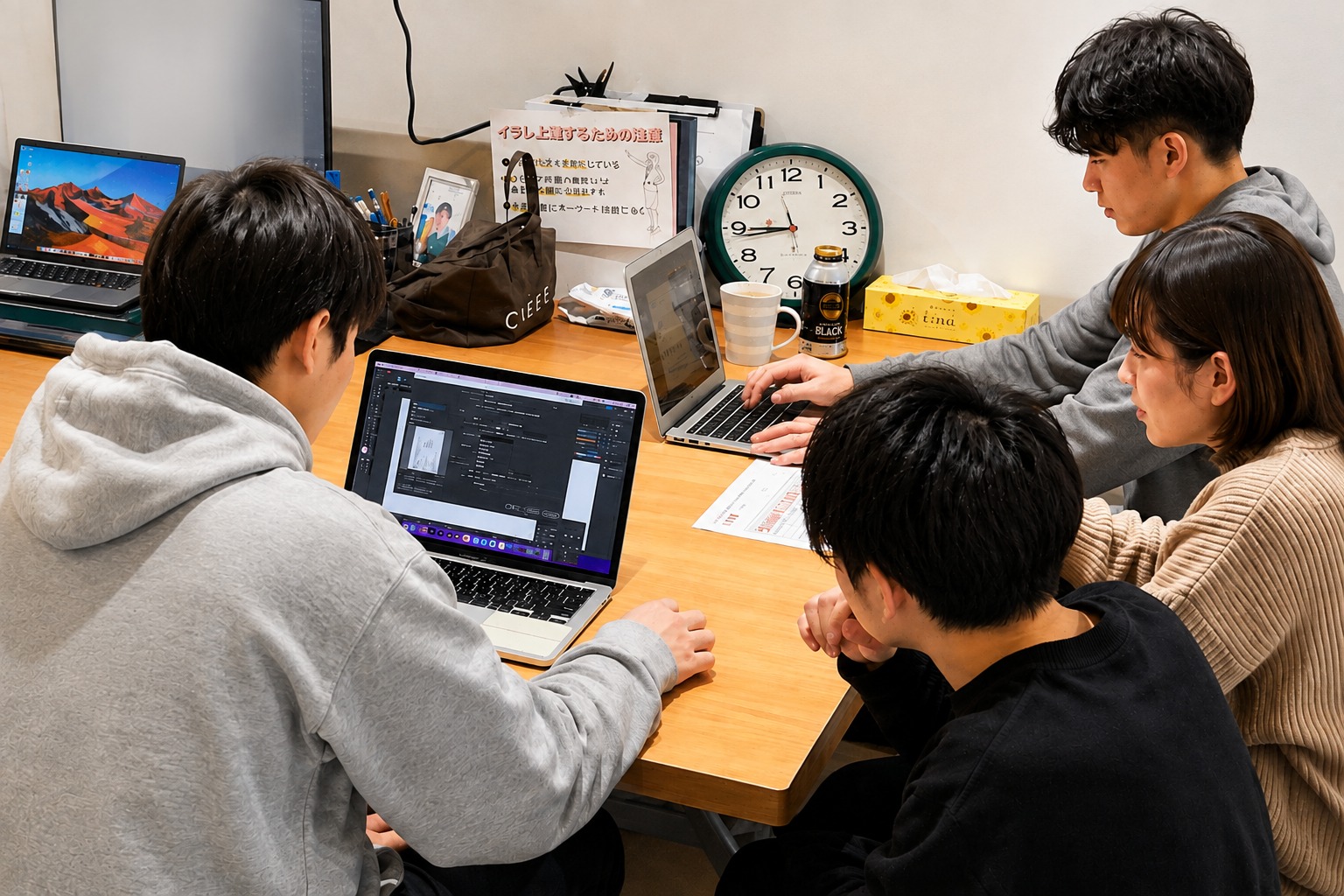 福岡県春日市のDesign LabでMacを使いDTP制作に取り組む様子